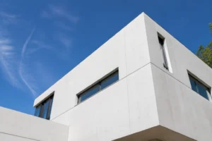 Façade en béton blanc lisse sous la lumière naturelle, architecture contemporaine minimaliste