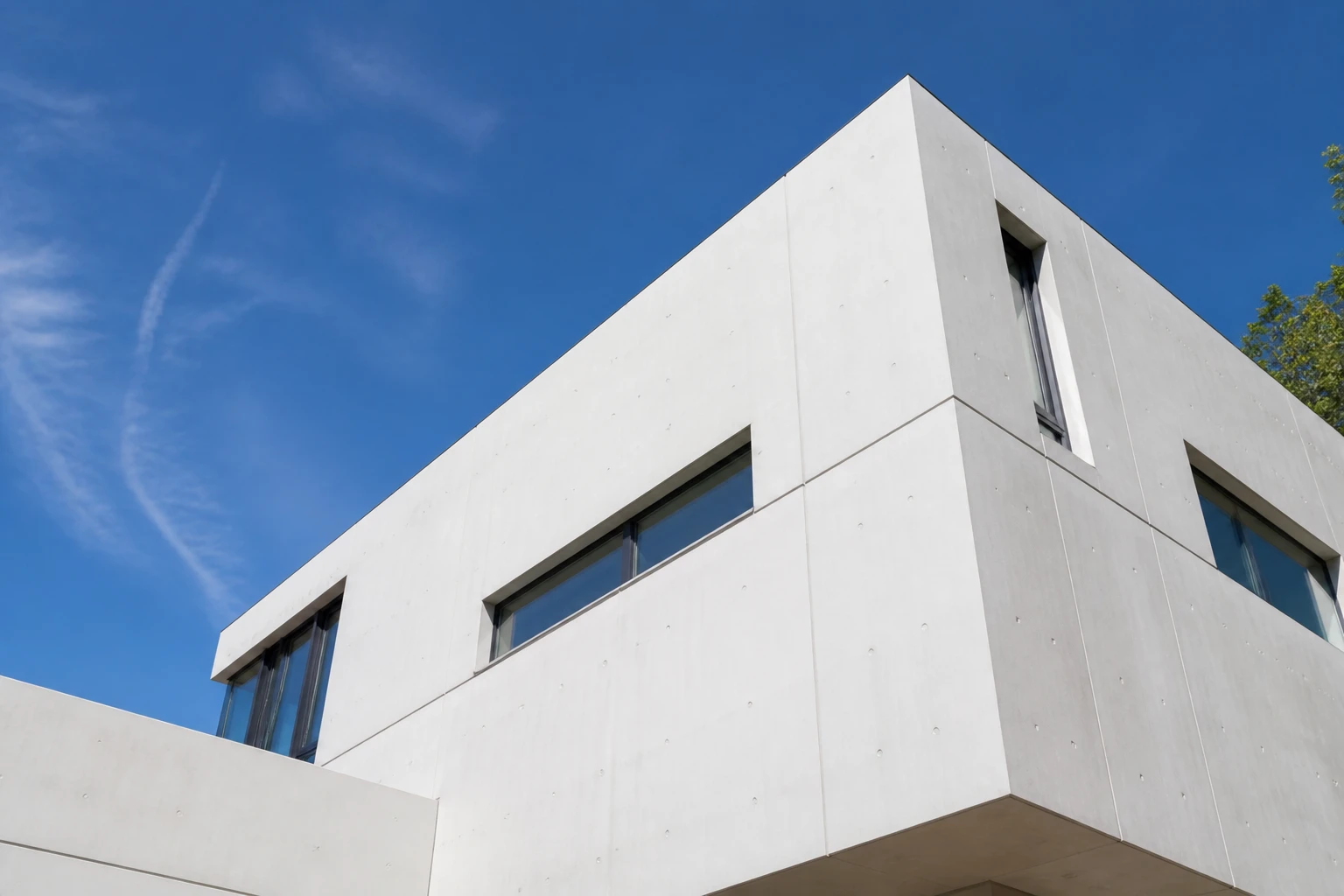 Façade en béton blanc lisse sous la lumière naturelle, architecture contemporaine minimaliste