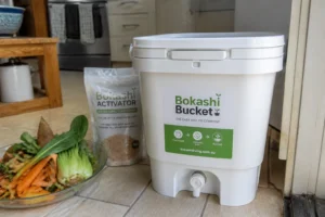 Seau bokashi hermétique avec robinet de soutirage posé dans une cuisine, avec activateur bokashi