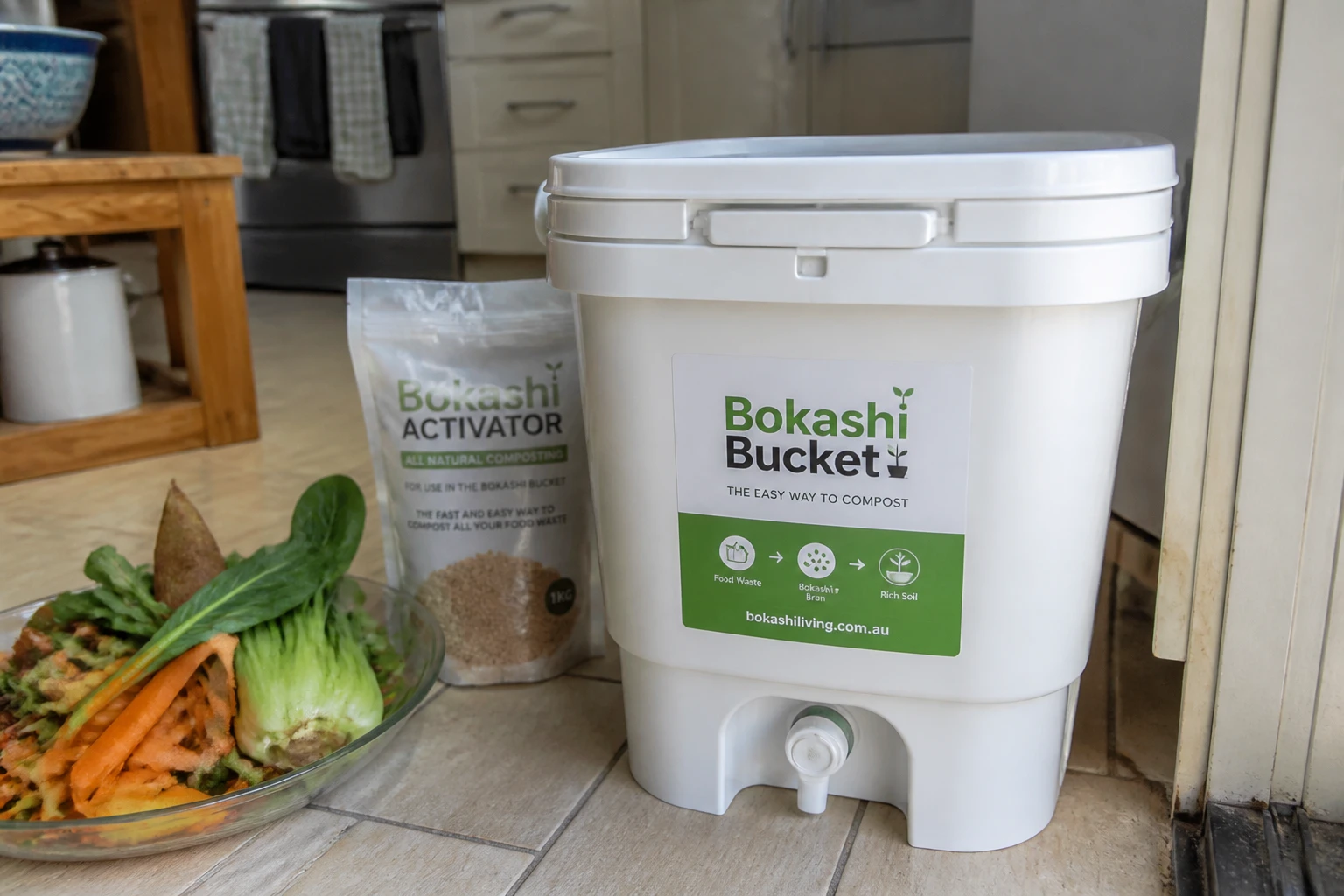 Seau bokashi hermétique avec robinet de soutirage posé dans une cuisine, avec activateur bokashi