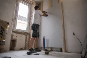 Pose d'un coffrage placo sans rail sur tasseaux bois lors d'une rénovation de salle de bain