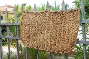 Paillasson camarguais en roseau tissé fixé sur une clôture de jardin extérieur