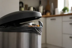 Poubelle de cuisine avec sac mal fermé, source fréquente d'apparition d'asticots dans la maison